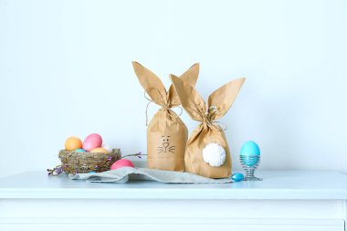 Masada Paskalya yumurtası olan kağıt torbalı tavşan.