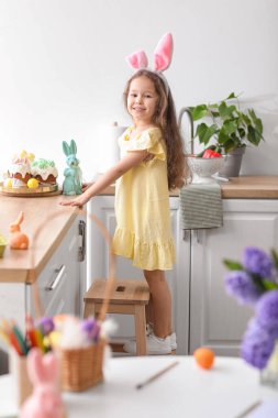 Paskalya arifesinde evde tavşan kulaklı şirin bir kız.