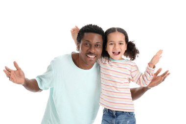 Beyaz arka planda mutlu Afro-Amerikan bir adam ve küçük kızının portresi.