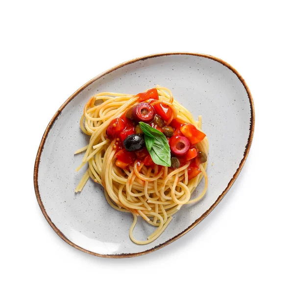 Beyaz arka planda lezzetli makarna Puttanesca tabağı