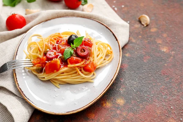 餐盘上有美味的意大利面 背景是烤烤的 — 图库照片