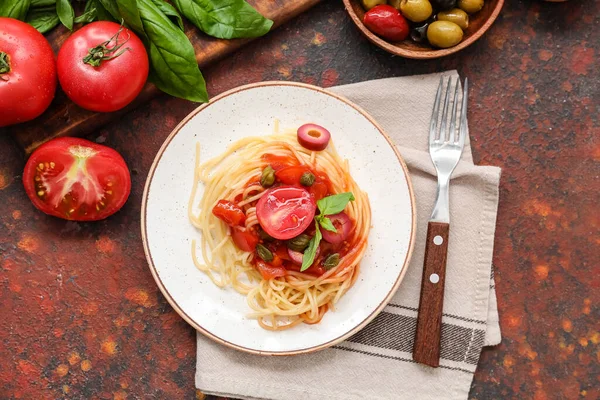 配上美味的意大利面和烤背景配料的盘子 — 图库照片