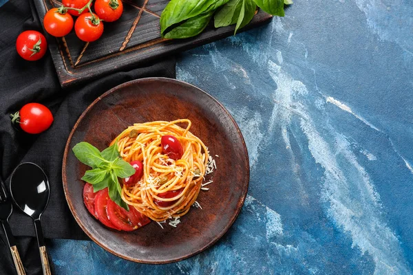 盘子里有美味的意大利面和蓝色底色 — 图库照片