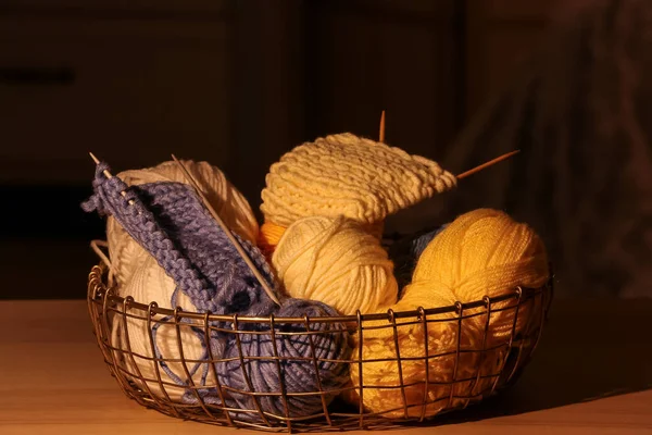 Mand Met Verschillende Garens Naalden Tafel — Stockfoto