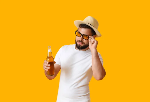 Junger Mann Mit Sonnenbrille Und Bierflasche Auf Gelbem Hintergrund — Stockfoto