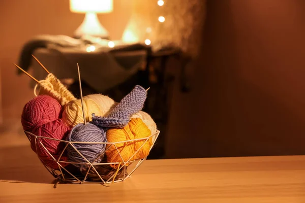 Basket Yarn Needles Table Room — Stock Photo, Image