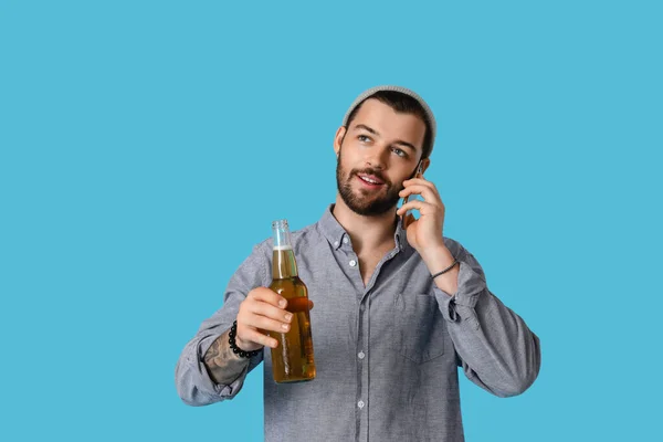 Young Bearded Man Glass Beer Talking Mobile Phone Blue Background — Stock Photo, Image