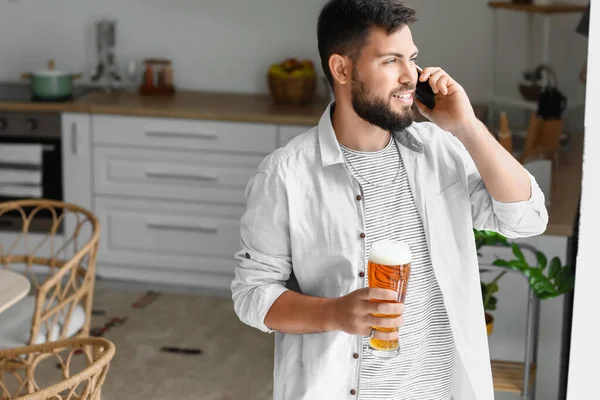 Bonito Barbudo Com Copo Cerveja Falando Por Telefone Celular Cozinha — Fotografia de Stock