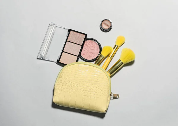 グレーの背景に化粧品と化粧品バッグ — ストック写真