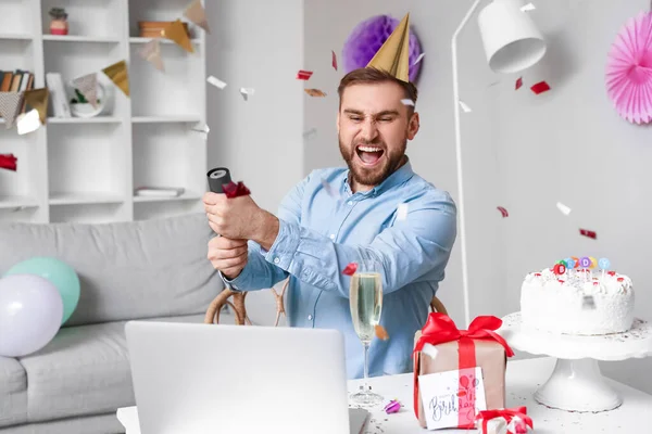 Glücklicher Mann Feiert Geburtstag Hause Wegen Coronavirus Epidemie — Stockfoto