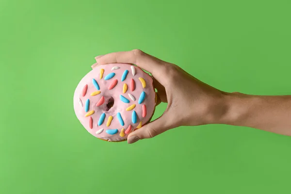 Frau Hält Köstlichen Donut Auf Grünem Hintergrund — Stockfoto