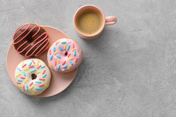 Тарелка Вкусными Пончиками Чашкой Кофе Сером Фоне — стоковое фото