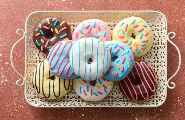 Tablett Mit Verschiedenen Leckeren Donuts Auf Farbigem Hintergrund — Stockfoto