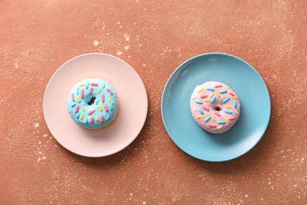 Тарелки Вкусными Пончиками Цветном Фоне — стоковое фото