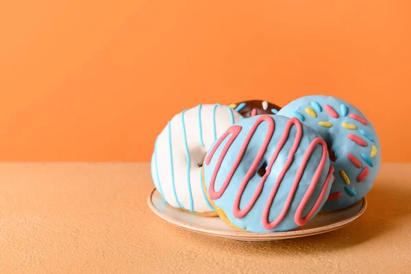 Teller Mit Verschiedenen Leckeren Donuts Auf Dem Tisch — Stockfoto