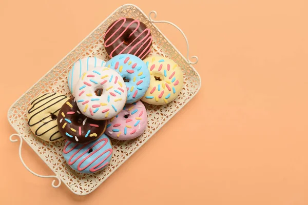 Bandeja Con Diferentes Rosquillas Dulces Fondo Color — Foto de Stock