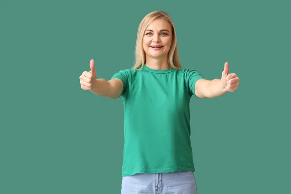 Mooie Blonde Vrouw Tonen Duim Groene Achtergrond — Stockfoto