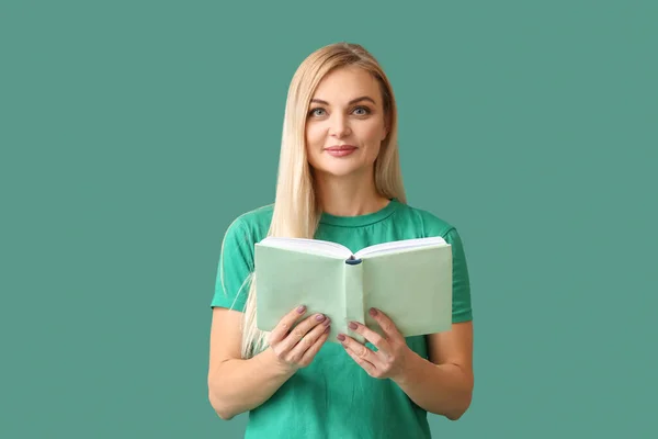 Schöne Frau Liest Buch Auf Grünem Hintergrund — Stockfoto