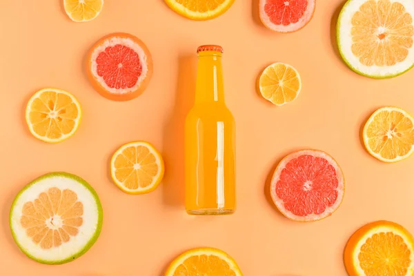オレンジの背景にフレッシュソーダのボトルと組成物 — ストック写真