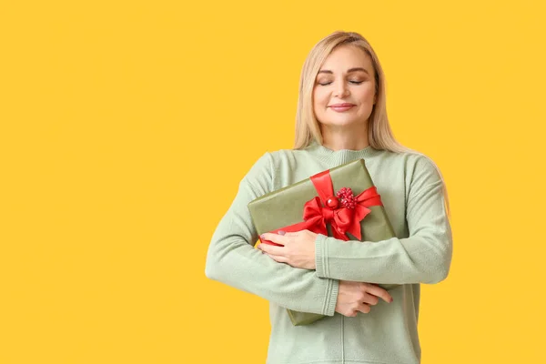 Beautiful Woman Gift Yellow Background — Stock Photo, Image