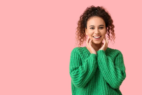 Young African American Woman Green Sweater Pink Background — Stock Photo, Image