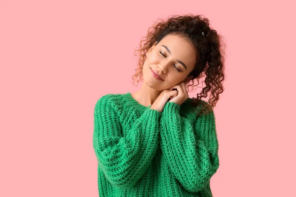 Young African American Woman Green Sweater Pink Background — Stock Photo, Image