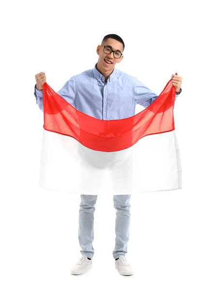 インドネシアの国旗を背景に眼鏡をかけた若いアジア人男性 — ストック写真