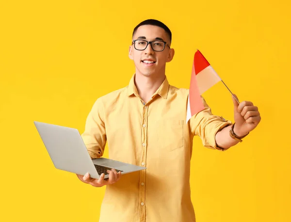 Young Asian Man Eyeglasses Flag Indonesia Laptop Yellow Background — Stock Photo, Image