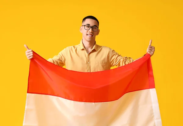 Jonge Aziatische Man Bril Met Vlag Van Indonesië Gele Achtergrond — Stockfoto