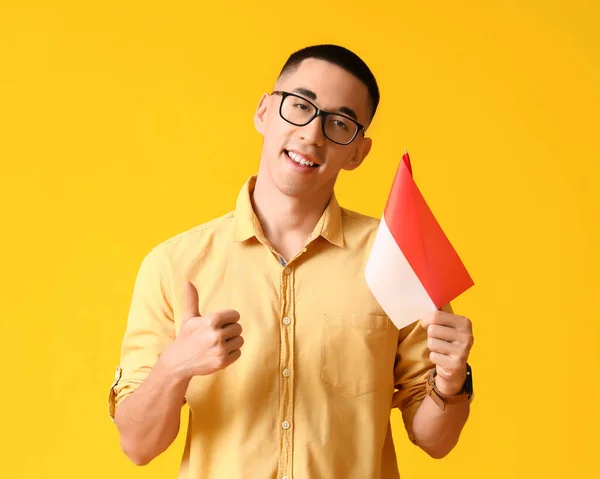 Giovane Uomo Asiatico Occhiali Con Bandiera Dell Indonesia Mostrando Pollice — Foto Stock