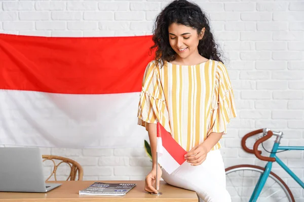 Ázsiai Áll Asztal Mellett Modern Laptop Indonéz Zászló Közelében Fehér — Stock Fotó