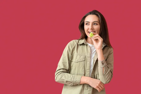 Krásná Mladá Žena Macaron Barevném Pozadí — Stock fotografie