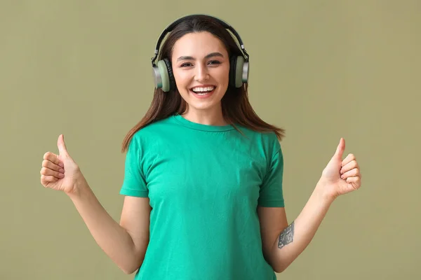 Beautiful Young Woman Listening Music Showing Thumb Green Background — Stock Photo, Image