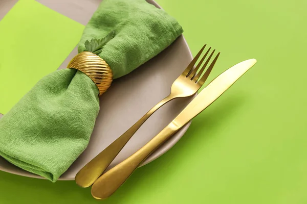 Simple Table Setting Green Background Closeup — Stock Photo, Image