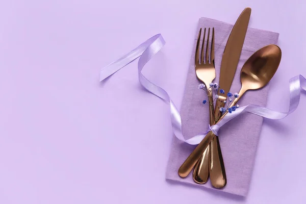紫色の背景に花とシンプルなテーブルの設定 — ストック写真