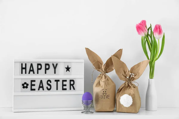 Papír Táskák Nyuszi Ellátás Szöveges Happy Easter Asztalon Szobában — Stock Fotó