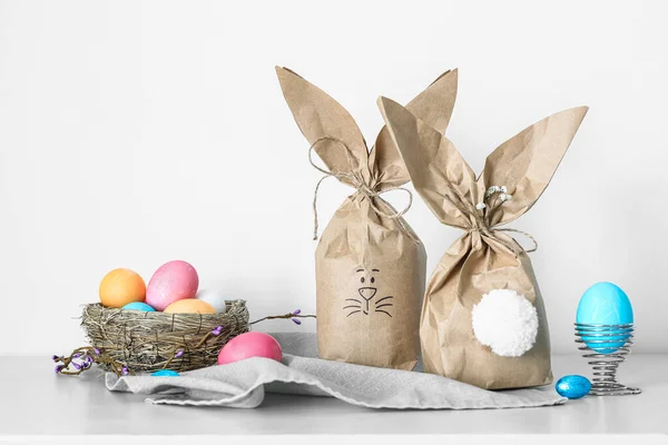 이봉지 토끼와 부활절 달걀이 — 스톡 사진