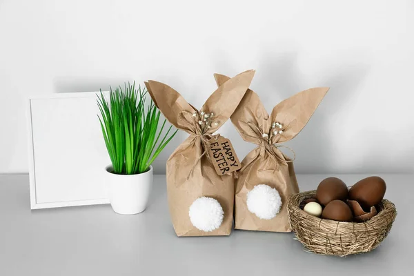 Papieren Zakken Konijn Met Chocolade Eieren Tafel Kamer — Stockfoto