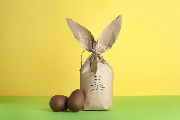 Papieren Zak Konijn Met Chocolade Eieren Kleur Achtergrond — Stockfoto