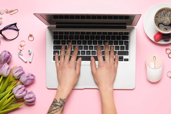 Női Kéz Modern Laptop Tulipán Virágok Kiegészítők Csésze Kávé Rózsaszín — Stock Fotó