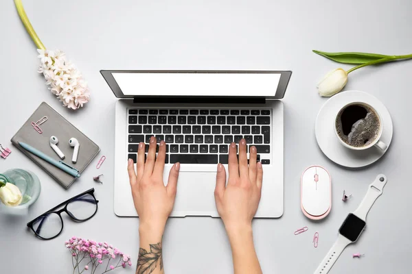 Vrouwelijke Handen Met Moderne Laptop Kop Koffie Bloemen Gadgets Briefpapier — Stockfoto