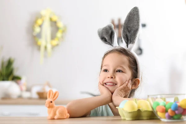 Schattig Klein Meisje Met Konijntjes Oren Paaseieren Keuken Thuis — Stockfoto