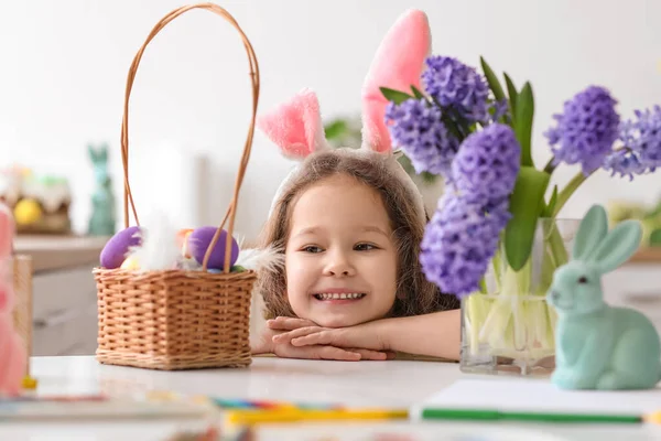 Aranyos Kislány Nyuszifül Húsvéti Tojás Kosárban Otthon — Stock Fotó
