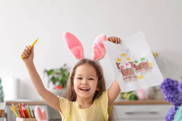 Glückliches Kleines Mädchen Mit Hasenohren Und Ostergrußkarte Der Heimischen Küche — Stockfoto