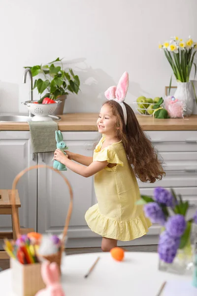 Paskalya Arifesinde Evde Tavşan Heykelciğiyle Mutlu Küçük Kız — Stok fotoğraf