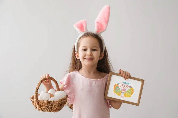 Aranyos Kislány Nyuszifül Húsvéti Tojás Kosárban Üdvözlőlap Szürke Háttér — Stock Fotó