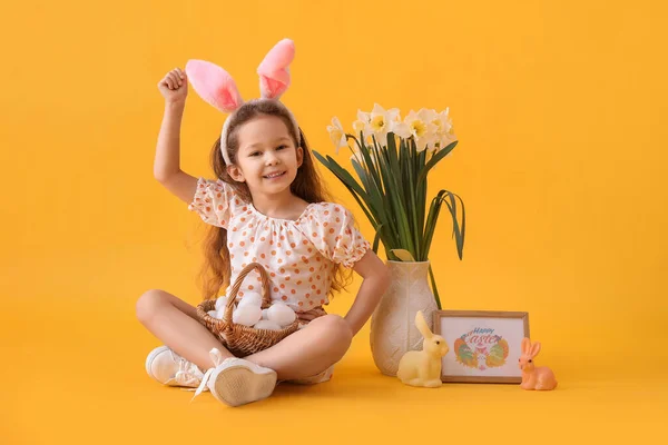 Aranyos Kislány Nyuszifül Húsvéti Tojás Kosárban Virágok Színes Háttér — Stock Fotó