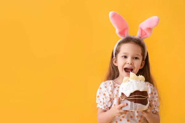 Tavşan Kulaklı Tatlı Küçük Kız Renkli Paskalya Pastası — Stok fotoğraf