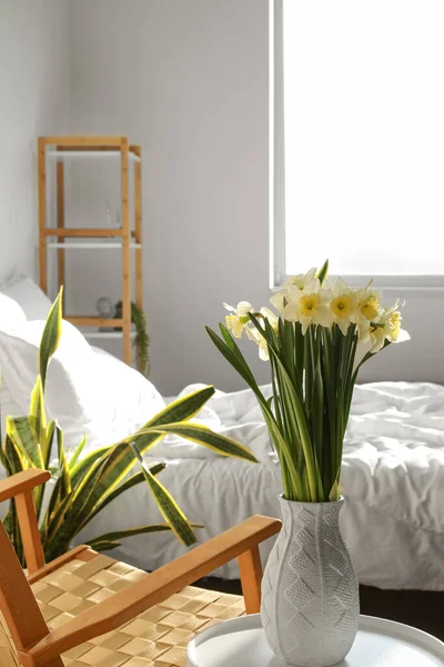 Vase Fresh Narcissus Flowers Table Cozy Bedroom — Stock Photo, Image