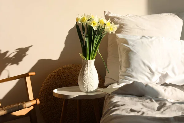 Wazon Świeżymi Kwiatami Narcyza Stole Przytulnej Sypialni — Zdjęcie stockowe